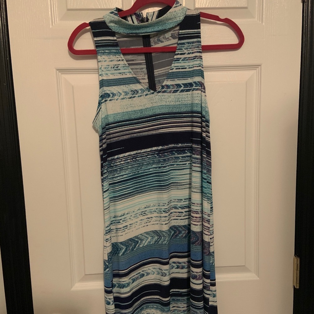 Short dress with v-neck keyhole cut out